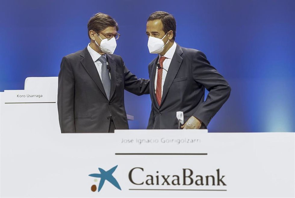 El presidente de Caixabank, José Ignacio Goirigolzarri (i), y el consejero delegado de la entidad, Gonzalo Gortázar (d), durante una reunión de la Junta General de Accionistas de Caixabank, a 14 de mayo de 2021, en el Palacio de Congresos, Valencia, Com
