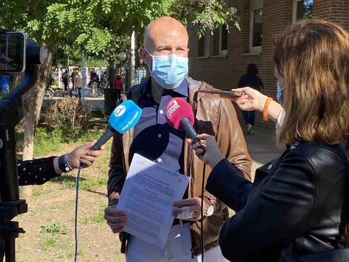 El portavoz de Cs David Muñoz Zapata atiende a los medios.