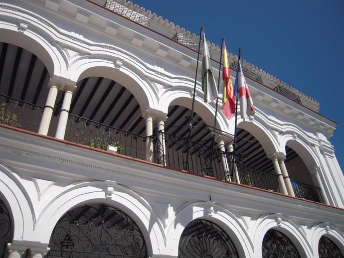 Archivo - Fachada del ayuntamiento de Almonte. 