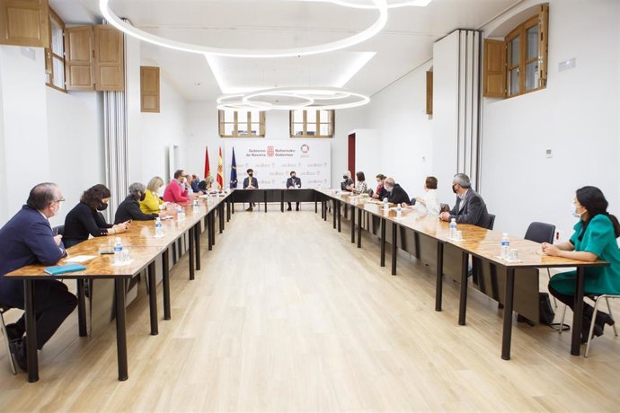 Reunión de los consejeros Mikel Irujo y Elma Saiz con el sector hostelero y de turismo.