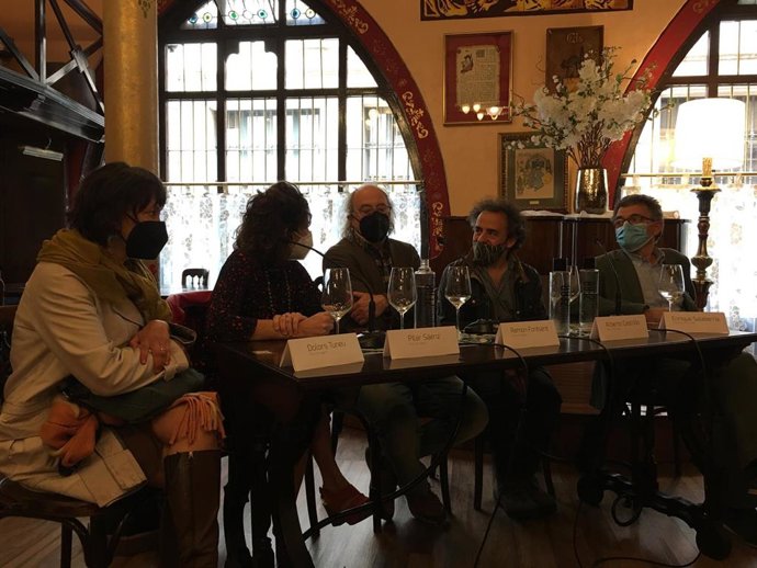 (I-D) Las Actrices Dolors Tuneu Y Pilar Sáenz, El Director Y Actor Ramon Fontser, El Director De Escena Alberto Castrillo Y El Productor Enrique Salaberría En La Rueda De Prensa De Presentación De 'Señor Ruiseñor' De Els Joglars