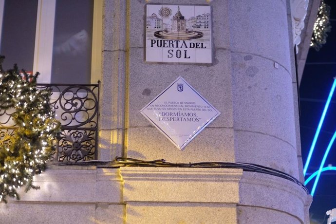 Placa dedicada al 15M en la Puerta del Sol