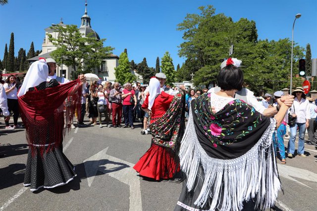 Chulapas celebran el día de San Isidro en la Pradera de San Isidro.