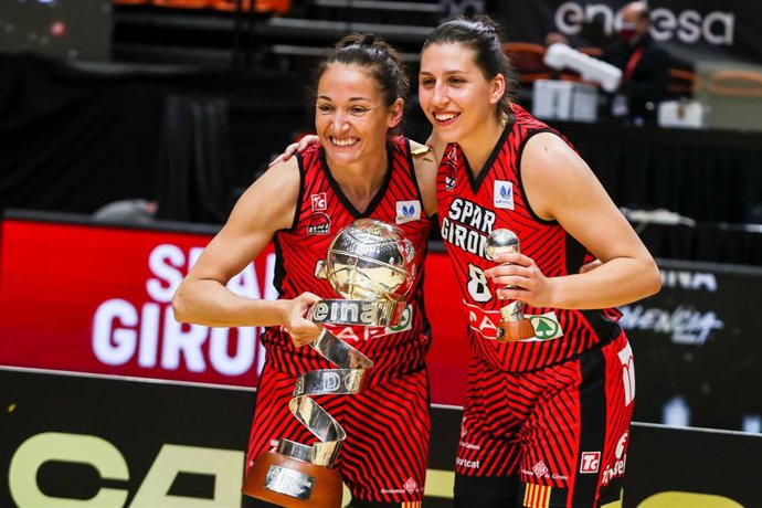 Archivo - Laia Palau of Spar Girona and Maria Araujoa of Spar Girona  poses with the champion trophy during the final the Queens Cup 2021 in the match between Spar Girona and Valencia Basket at the Fuente de San Luis pavilion, La Fonteta.