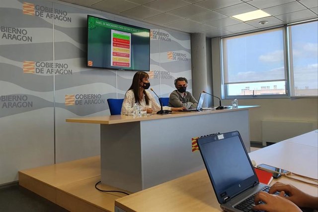 La consejera de Sanidad, Sira Repollés, junto al director general de Salud Pública, Francisco Javier Falo.