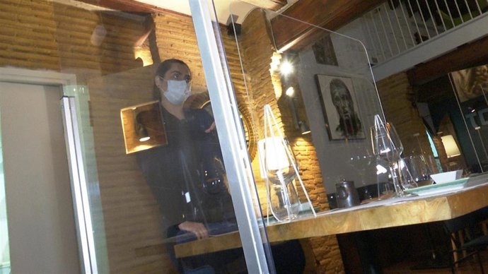 Archivo - Restaurante en Valncia instala mamparas de cara a su apertura a clientes