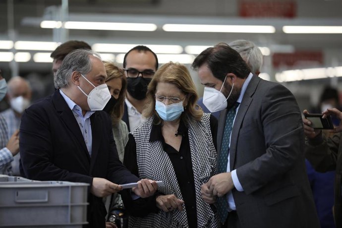 El presidente regional del PP, Paco Núñez, en Fuensalida (Toledo), junto a la vicesecretaria nacional de Sectorial del Partido Popular, Elvira Rodríguez.