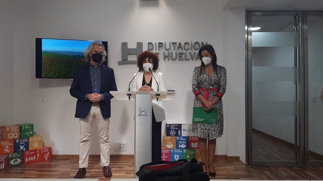 La presidenta de la Diputación, María Eugenia Limón, la delegada de Turismo de la Junta en Huelva, María Ángeles Muriel y el gerente del Patronato de Turismo de Huelva, Daniel Navarro, en rueda de prensa.