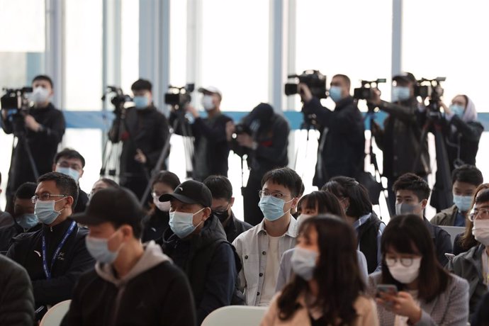 Archivo - Reporteros chinos durante una rueda de prensa, en marzo de 2021