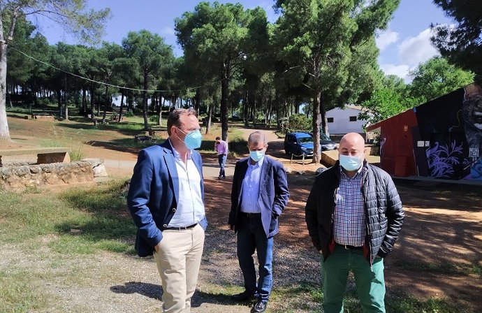 El delegado de Medio Natural y Carreteras de la Diputación de Córdoba, Francisco Palomares (izda.), visita el Parque Periurbano de La Sierrezuela en Posadas.