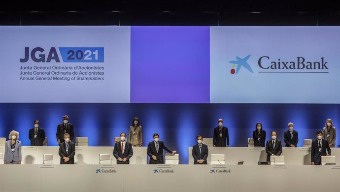 El presidente de Caixabank, José Ignacio Goirigolzarri (centro), y el consejero delegado de la entidad, Gonzalo Gortázar (3i), durante una reunión de la Junta General de Accionistas de Caixabank, a 14 de mayo de 2021, en el Palacio de Congresos, Valencia