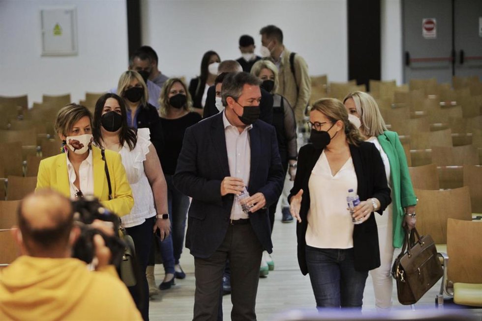 El precandidato a la secretaria general del PSOE-A, Juan Espadas, en Níjar (Almería)