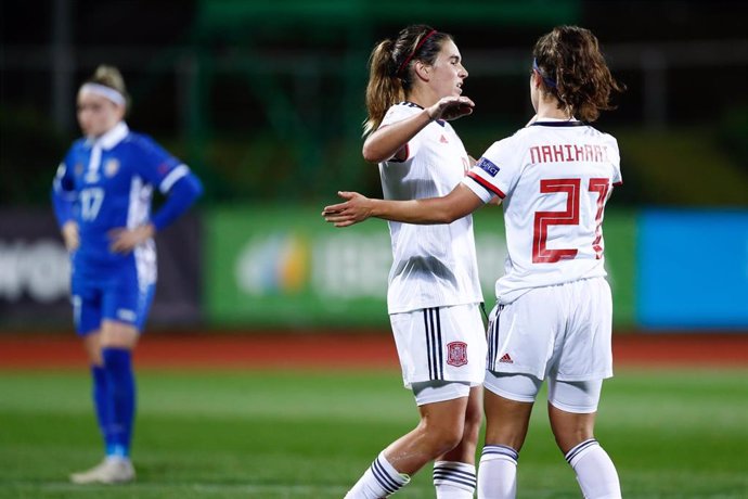 Archivo - Mariona Caldentey y Nahikari García celebran un gol en el España-Moldavia de la fase de clasificación para la Euro 2020