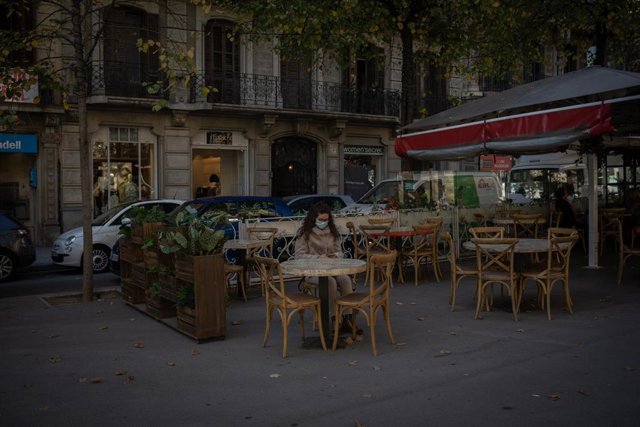 Archivo - Los bares y restaurantes abren en Catalunya tras flexibilizarse las medidas para frenar la segunda ola de coronavirus, en Barcelona, el 23 de noviembre de 2020.