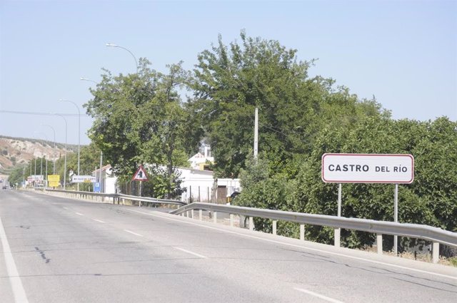 Archivo - Paso de la carretera N-432 por Castro del Río, en una imagen de archivo