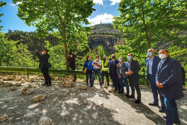 El delegado del Gobierno de España en Castilla-La Mancha, Francisco Tierraseca, visita el derrumbe de la calle Canónigos en Cuenca