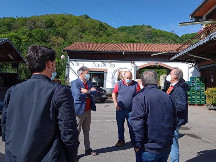 El diputado de Ciudadanos Sergio García durante la visita que ha realizado al Llagar de sidra Panizales, acompañado por los concejales de Ciudadanos en el Ayuntamiento de Aller y Grado, Fernando Rodríguez y José Ramón González.