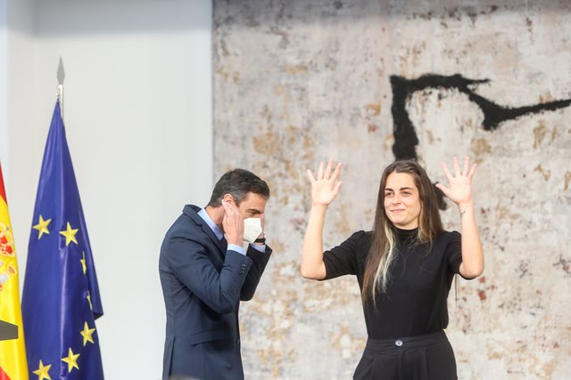 El presidente del Gobierno, Pedro Sánchez al terminar su intervención durante un acto en La Moncloa con motivo de la reforma del artículo 49 de la Constitución.