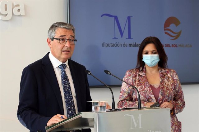 El presidente de la Diputación y de Turismo Costa del Sol, Francisco Salado, con la vicepresidenta segunda y consejera delegada de TCS, Margarita del Cid.