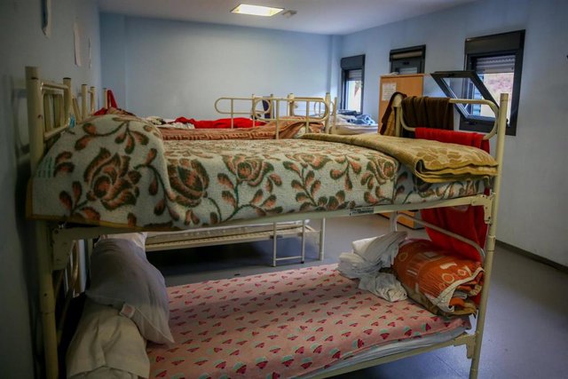 Archivo - Camas literas en una de las habitaciones dispuestas para sintecho en el centro Pinar de San José, uno de los centros habilitados por el SAMUR Social para la Campaña del Frío 2020, en Madrid.