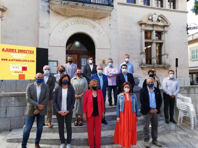 La consellera de Presidencia, Función Pública e Igualdad, Mercedes Garrido, la presidenta del Consell de Mallorca, Catalina Cladera y la alcaldesa de Alcúdia, Brbara Rebassa, tras la firma de los convenios de colaboración.