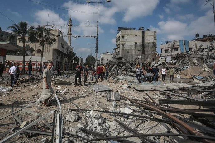 Palestinos entre los escombros tras un bombardeo israelí en la ciudad de Gaza