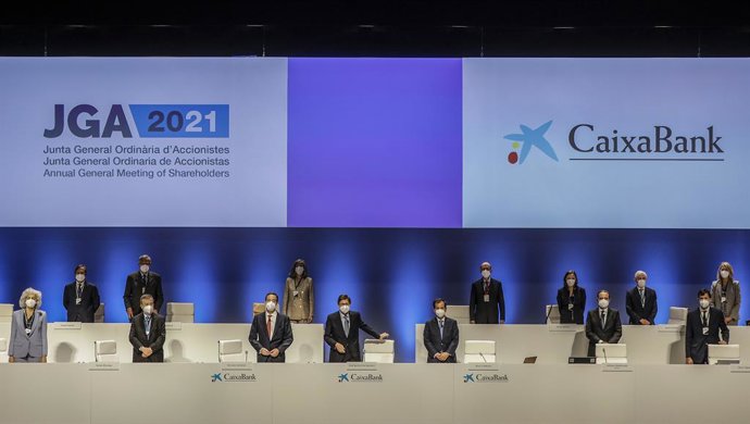 El president de Caixabank, José Ignacio Goirigolzarri (centre), i el conseller delegat de l'entitat, Gonzalo Gortázar (3e).