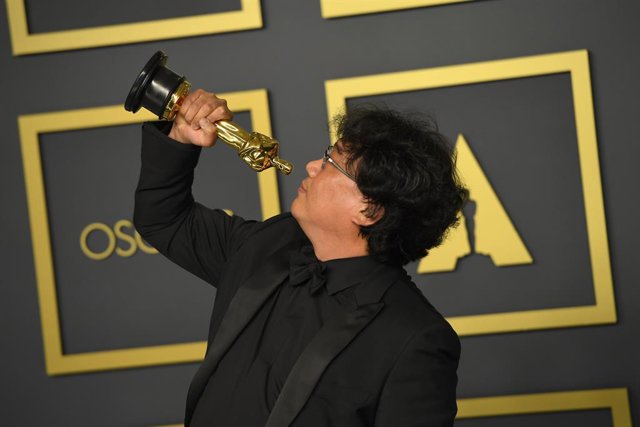 Archivo - dpatop - 09 February 2020, US, Los Angeles: South Korean film director Bong Joon-Ho poses with Best Picture Oscar Award in the press room during the 92nd Academy Awards at the Dolby Theatre. Photo: Kevin Sullivan/ZUMA Wire/dpa