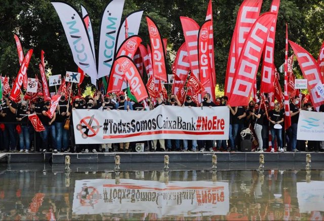 Protesta de los sindicatos de Caixabank ante el Palacio de Congresos de Valencia donde se celebra la Junta de Accionistas.