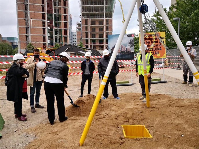 La alcaldesa de Barcelona, Ada Colau, colocando la primera piedra de un edificio de 72 viviendas municipales