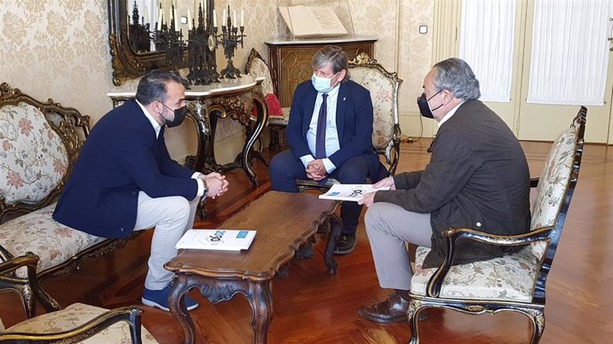 El presidente del CES de Baleares, Rafel Ballester; el presidente del Parlament de Baleares, Vicen Thomas, y el secretario general del CES de Baleares, Josep Valero.