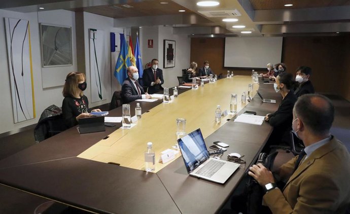 El presidente del Principado de Asturias, Adrián Barbón, preside la reunión del Consejo de Gobierno.