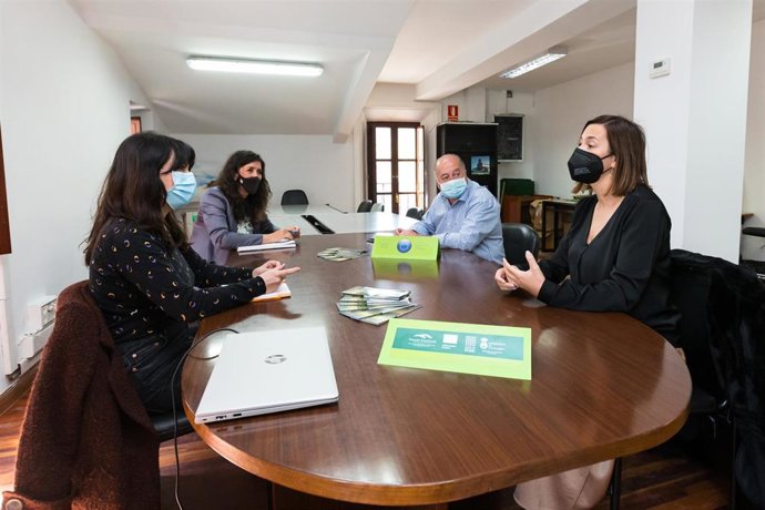 La consejera de Economía y Hacienda, María Sánchez, visita el Punto de Información Europeo (PIE) Valles Pasiegos