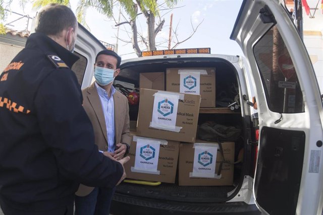 Archivo - El presidente de la Diputación de Almería hace entrega de 5600 mascarillas a Francisco Reyes, alcalde de Los Gallardos.