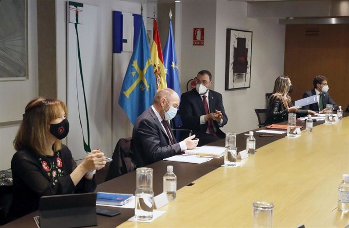 El presidente del Principado de Asturias, Adrián Barbón, preside la reunión del Consejo de Gobierno. Foto: Armando Álvarez.
