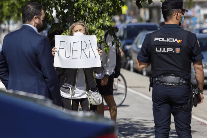 Un grupo de personas increpa al Presidente del Gobierno, Pedro Sanchez, durante su visita a los laboratorios farmacéuticos del Grupo Rovi a 14 de mayo 2021 en Granada. Andalucía