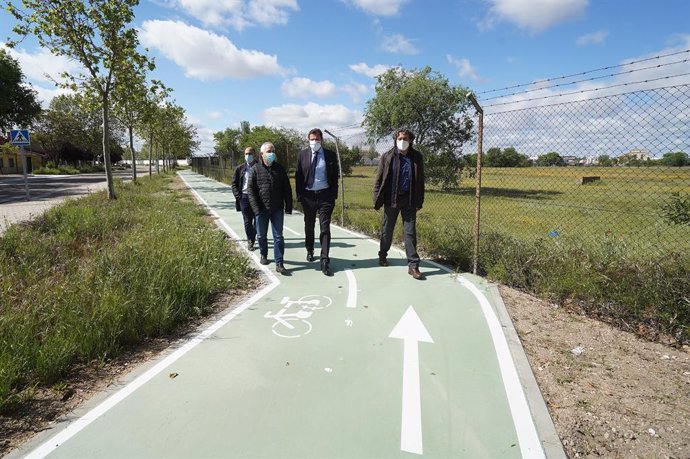 Óscar Puente visita el nuevo tramo de carril bici inaugurado en el Páramo de San Isidro.