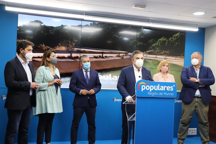 Vázquez se dirige a los medios en rueda de prensa acompañado por el resto de dirigentes del PP