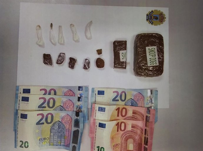 Droga y dinero incautados a un vigués detenido tras darse a la fuga