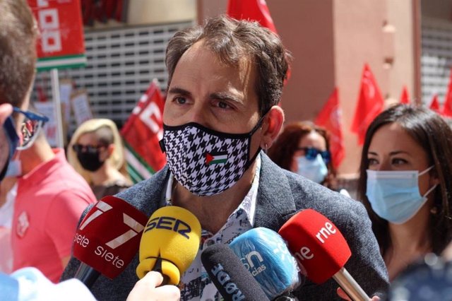 El coordinador de IU Andalucía, Toni Valero, este viernes en Sevilla en declaraciones a los medios.