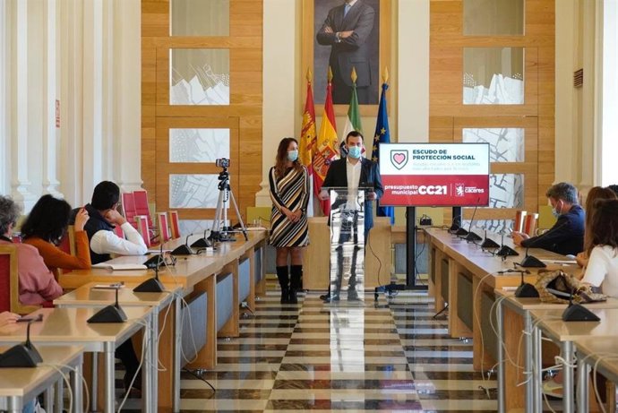 El alcalde de Cáceres, Luis Salaya, en la rueda de prensa de presentación de los Presupuestos de 2021, que ascienden a 78,9 millones de euros