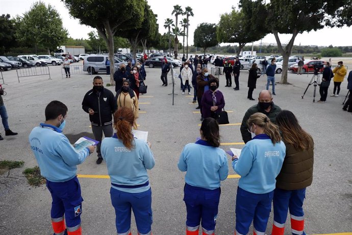 Archivo - Varias personas hacen colas para recibir la vacuna contra el Covid_19, donde han empezado de nuevo la vacunación de AstraZeneca en el recinto ferial de Vélez Málaga (Andalucía, España), a 08 de abril de 2021.