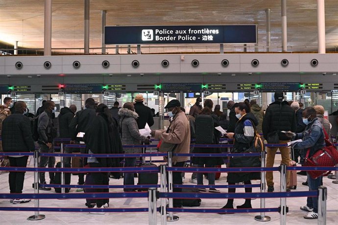 Archivo - Viajeros en el aeropuerto de París