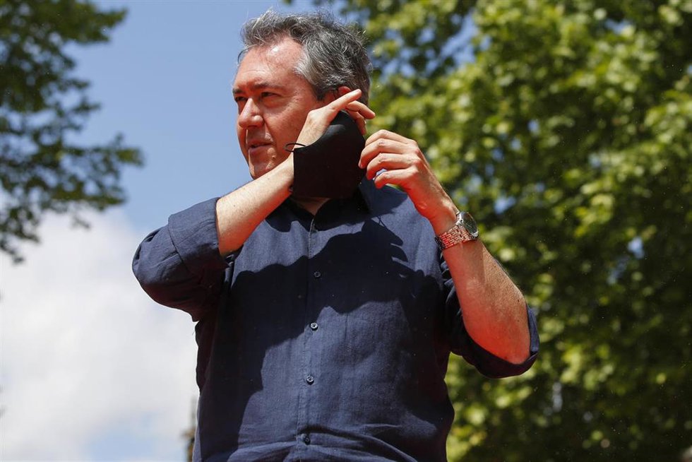 El alcalde de Sevilla, Juan Espadas (C),  en el  acto de presentación de su candidatura para las primarias del PSOE-A,  a 09 de mayo del 2021 en el Paseo del Salon de Granada. (Foto de archivo).