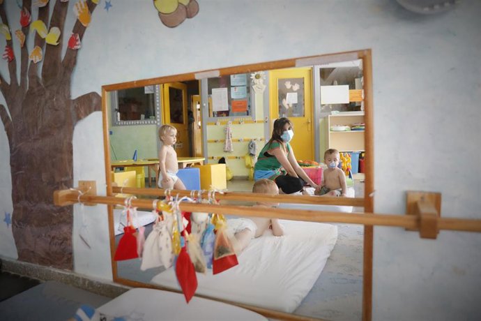 Archivo - Varios niños en la Escuela Infantil Gloria Fuertes de Arganda del Rey, Madrid (España), en una imagen de archivo