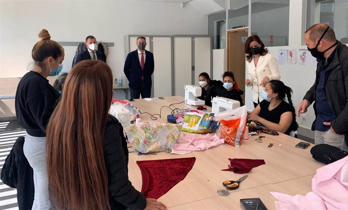 La consjera de Empleo e Industria, Ana Carlota Amigo, visita el taller de confección textil de Pajarillos Educa en 29 de octubre.