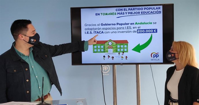 La vicesecretaria de Políticas Sociales de PP de Sevilla, María Helena Romero, y el vicesecretario de Organización, José Luis García