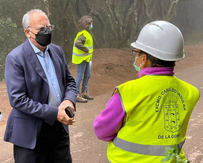 El presidente del Cabildo de La Gomera, Casimiro Curbelo, visita a las tareas de adecuación de la pista forestal que une Las Hayas con Arure