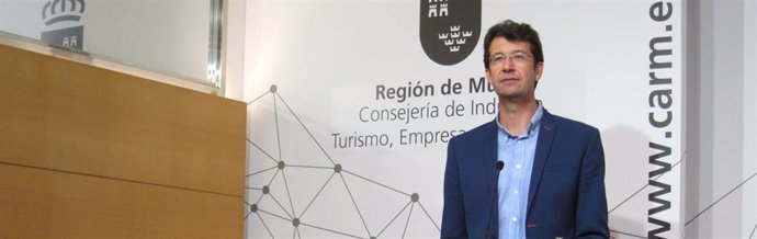 Archivo - Juan Carlos Ruiz, exconsejero de Industria, Turismo, Empresa e Innovación en funciones, ante los medios tras anunciar su dimisión.