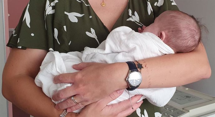 Archivo - Una madre y su bebé en una imagen de archivo